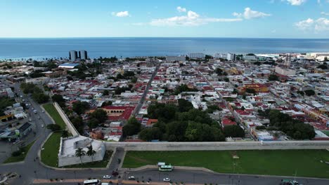 Seitliche-Drohnenaufnahme-Des-Campeche-Mauergrabens-In-Mexiko