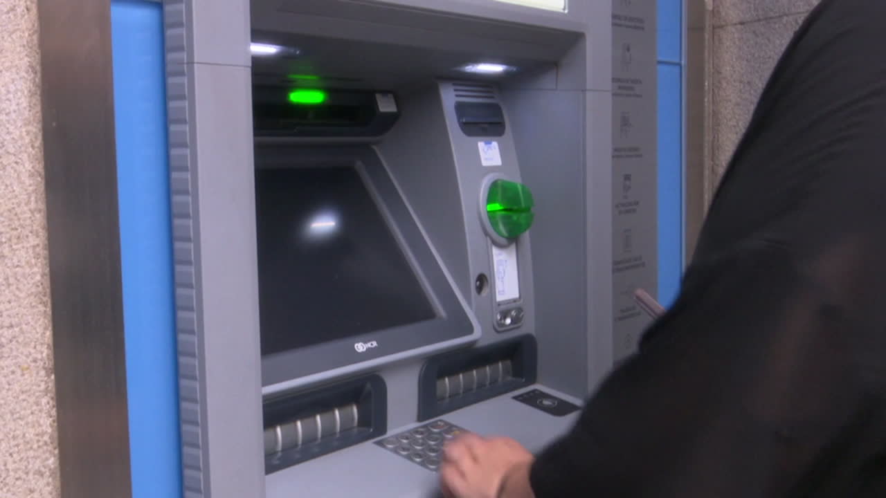 persona que utiliza un cajero automático