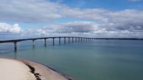 El-Largo-Puente-De-La-Isla-De-Re-A-La-Rochelle-En-Francia,-Clima-Súper-Soleado,-Por-Drone