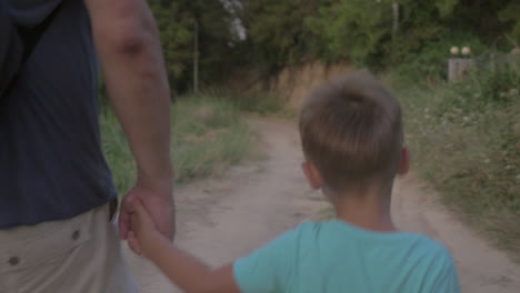 hombre y el tipo van y están tomados de la mano