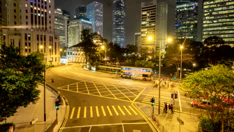 4k time lapse de la calle de hong kong por la noche. el coche en movimiento pasa por la ciudad