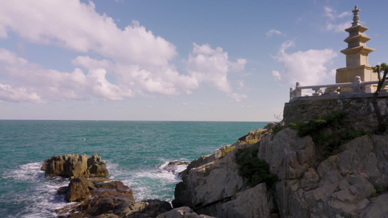 남한 부산의 요사 사원 (yonggusa temple) 에 있는 일본 해.