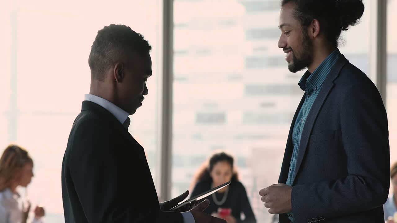 cliente africano estrecha la mano el gerente expresa su gratitud por la consulta