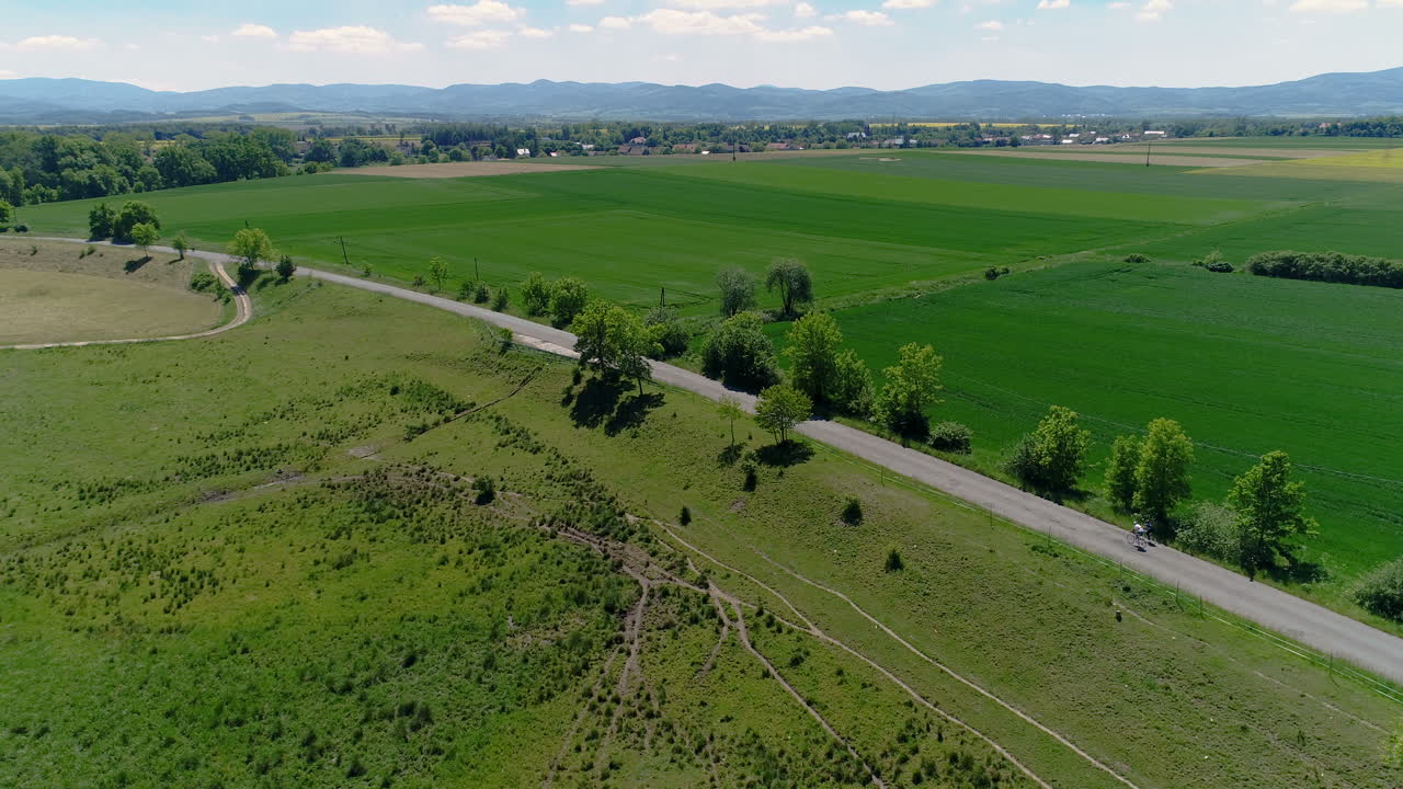 vista aérea de dos ciclistas en bicicleta en las montañas