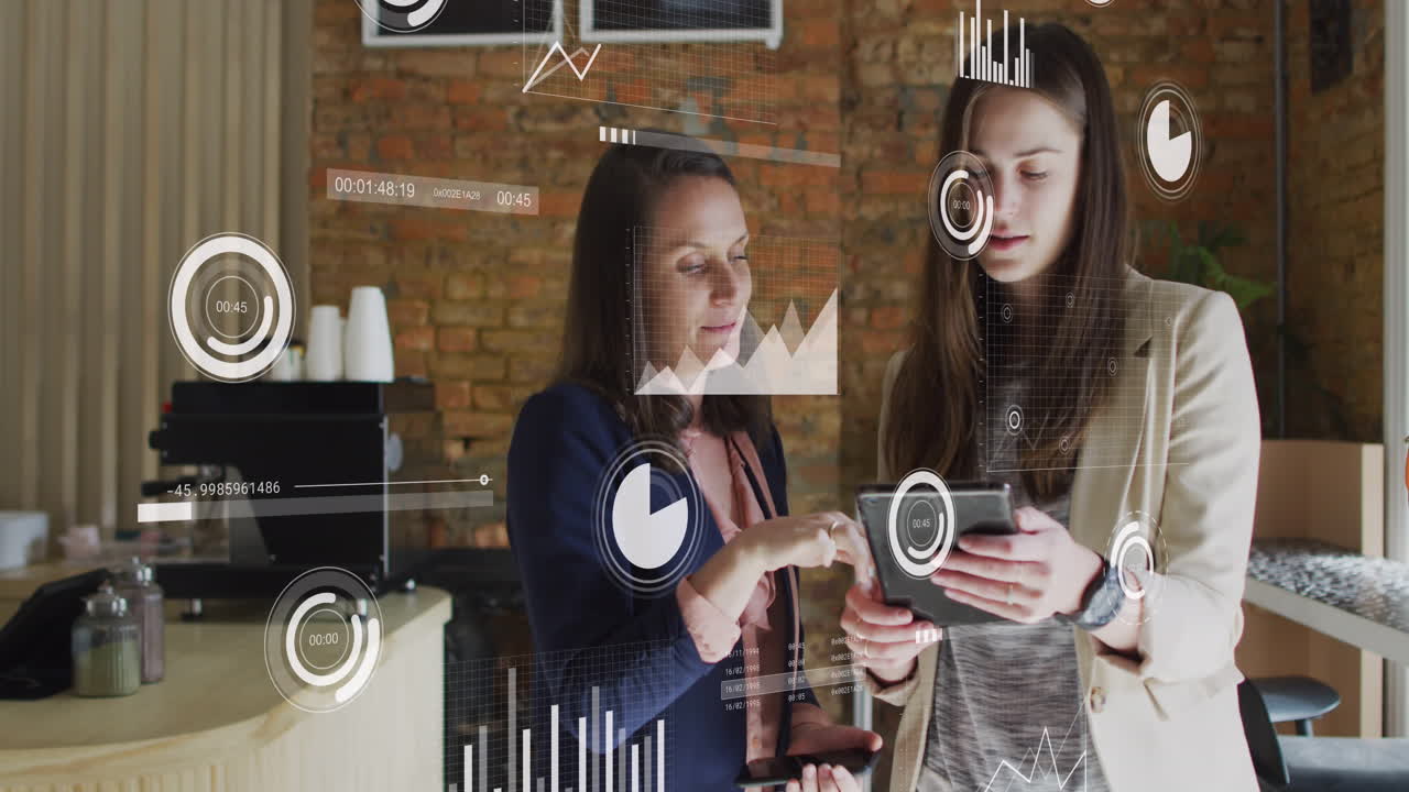 animación del procesamiento de datos estadísticos sobre dos mujeres caucásicas discutiendo en una tableta digital.