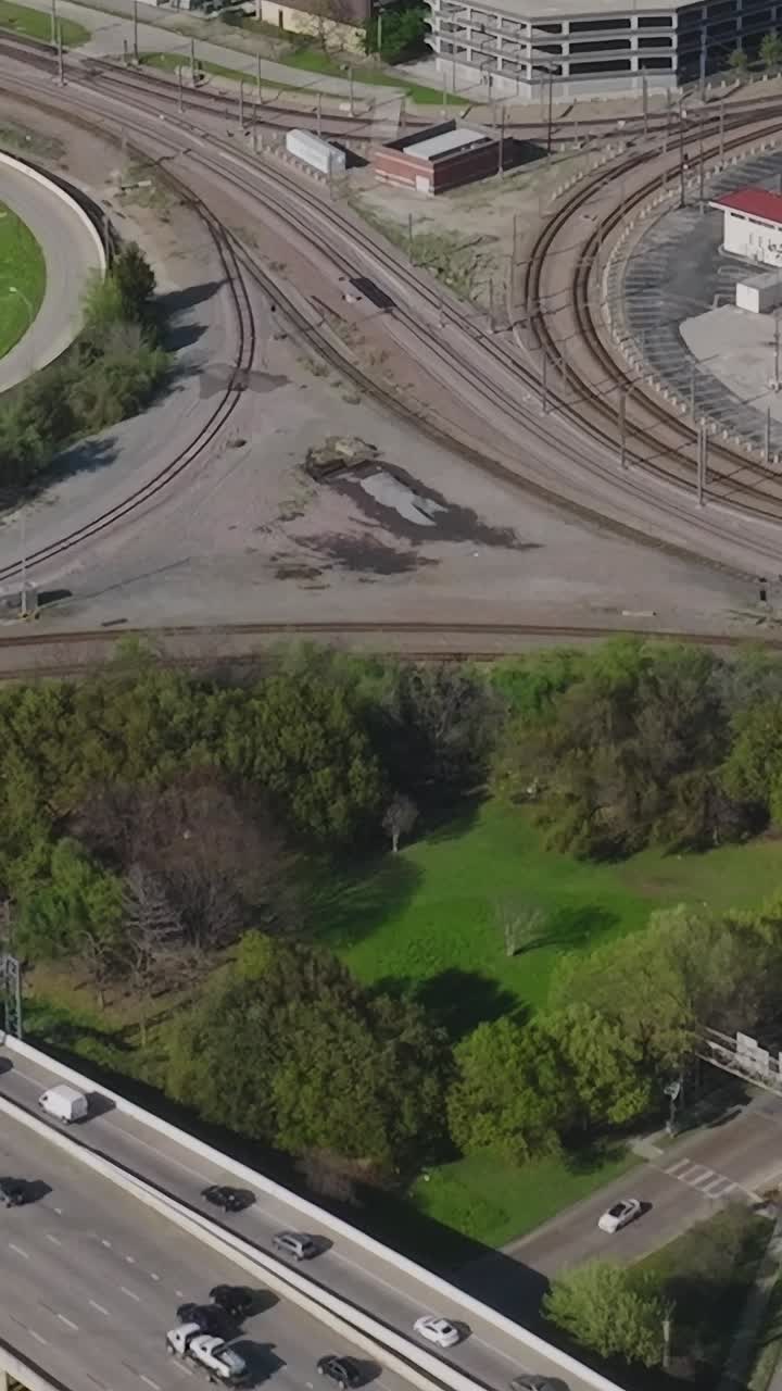 Vista del centro di Dallas con autostrade e ferrovie in Texas