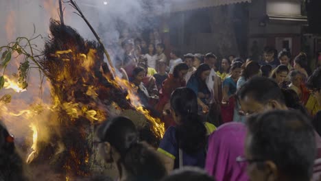 Menschen-Feiern-Das-Hinduistische-Holi-Fest-Mit-Lagerfeuer-In-Mumbai,-Indien-1