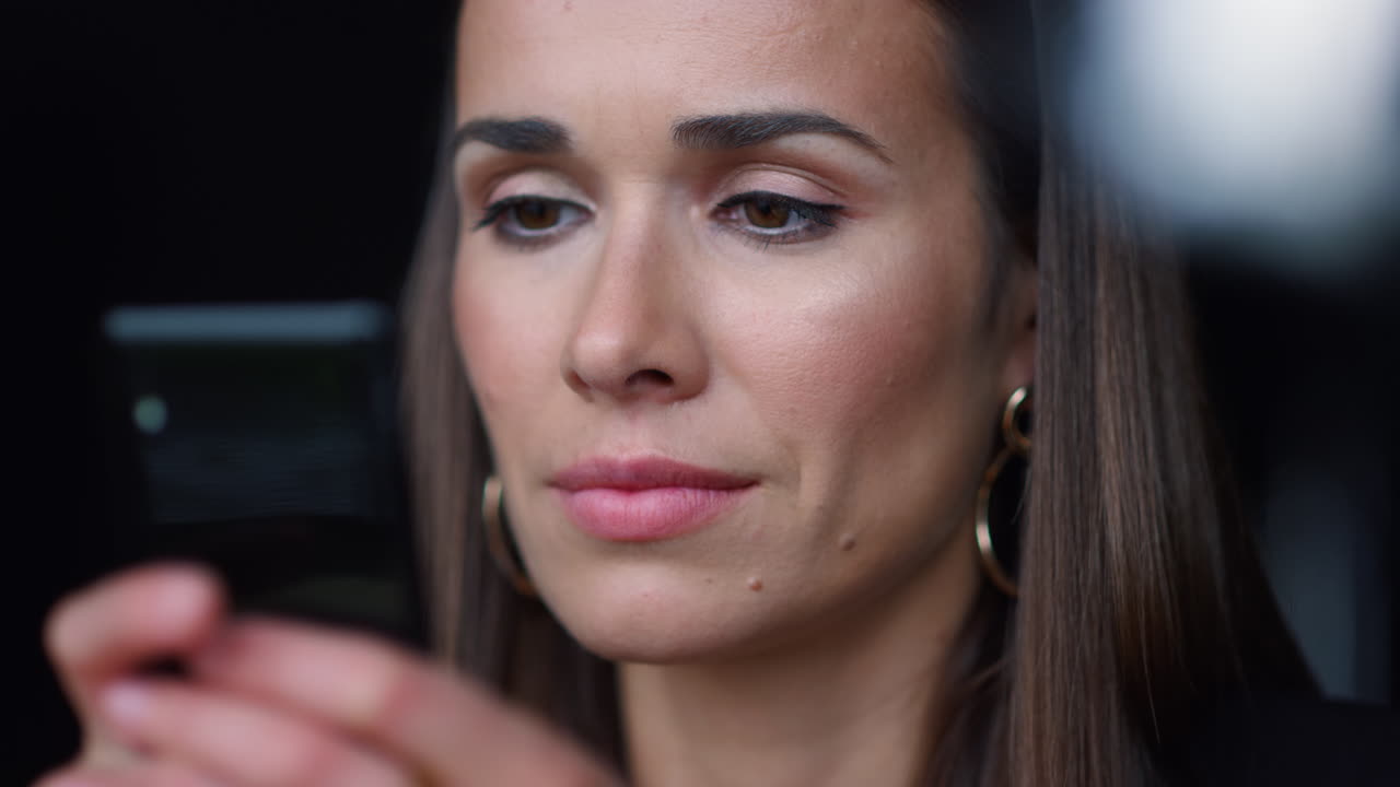 mujer de negocios navegando por internet en un teléfono inteligente. mujer usando un teléfono móvil