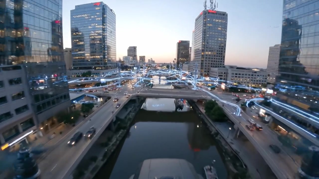 Una dinámica escena urbana nocturna que muestra la transición del día a la noche con calles iluminadas y rascacielos que reflejan las luces de la ciudad.