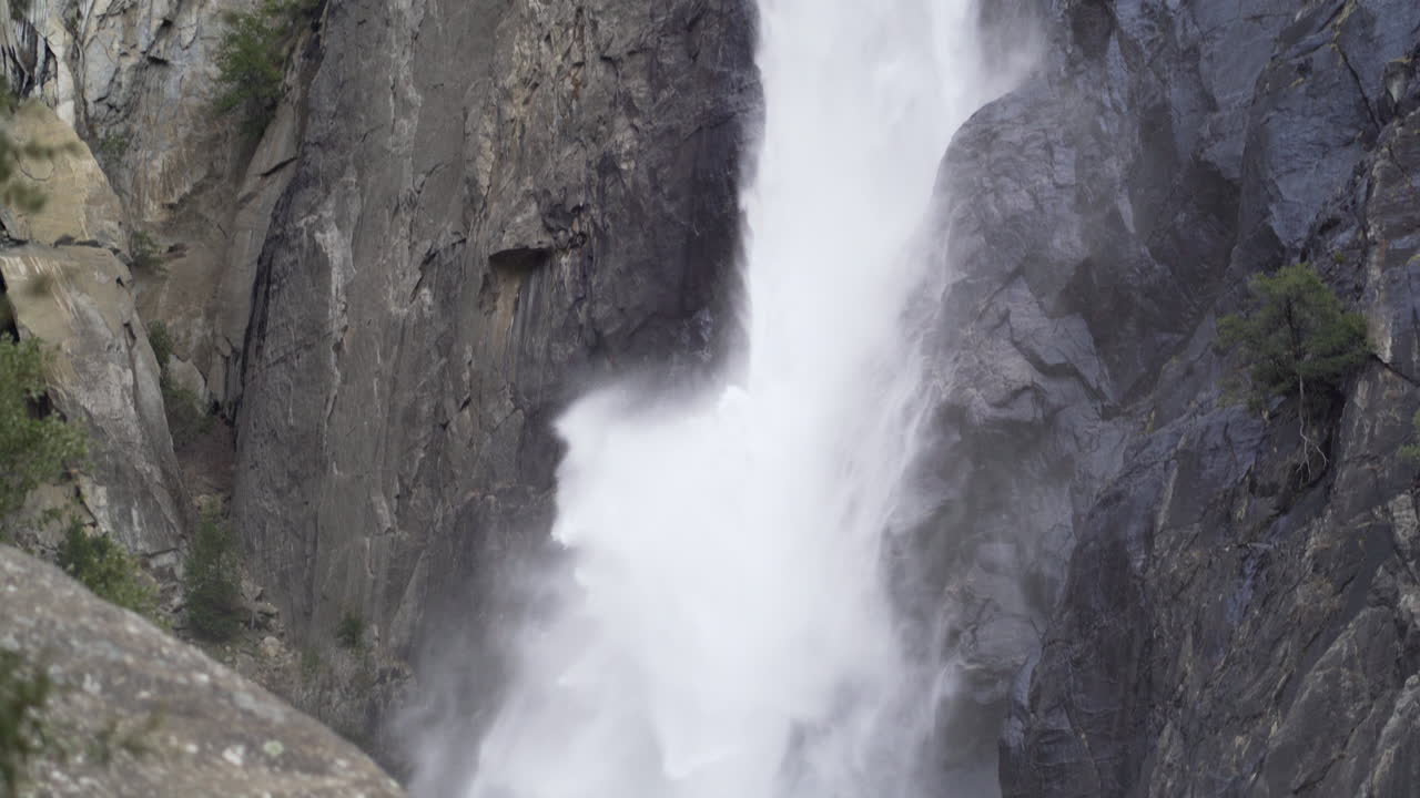 panorámica hacia abajo de las cataratas de yosemite, termina en la base.