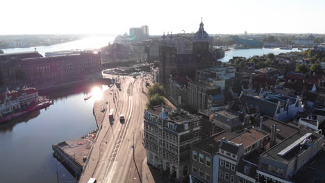 Vista-Aérea-De-Las-Casas-Del-Canal-Y-La-Basílica,-Amsterdam,-Países-Bajos