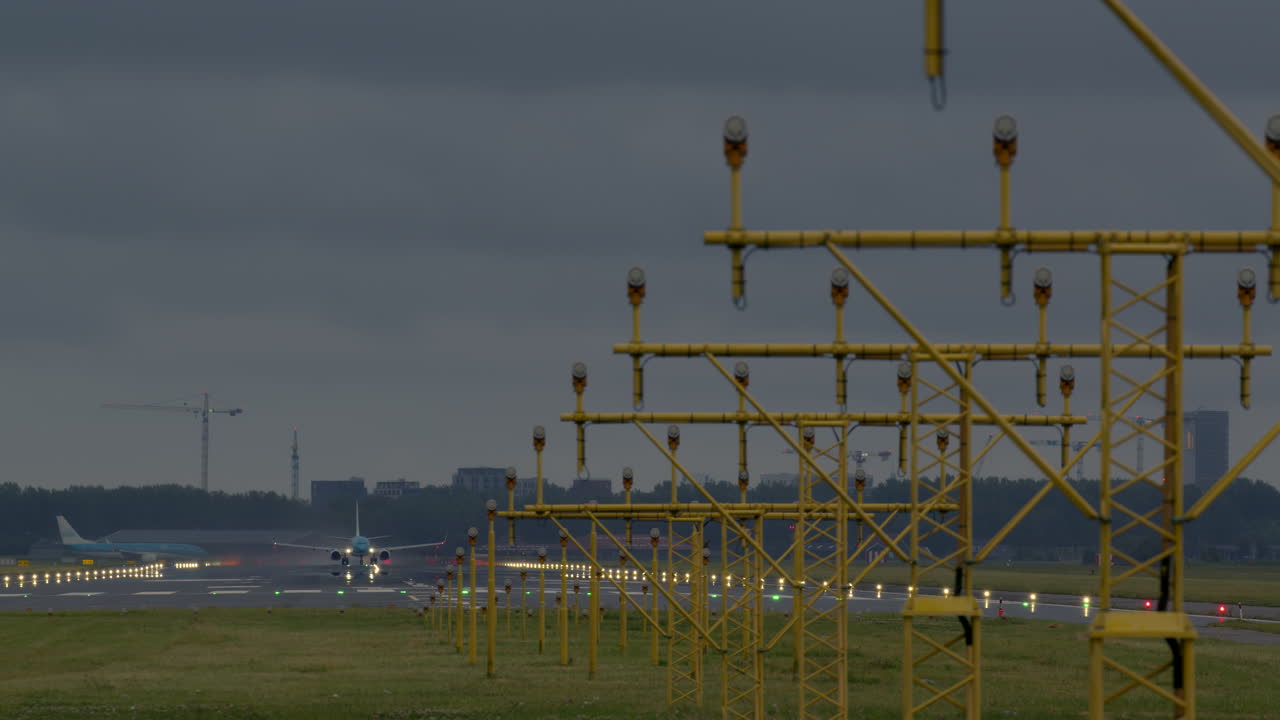 해가 지는 동안 공항에 착륙하는 비행기