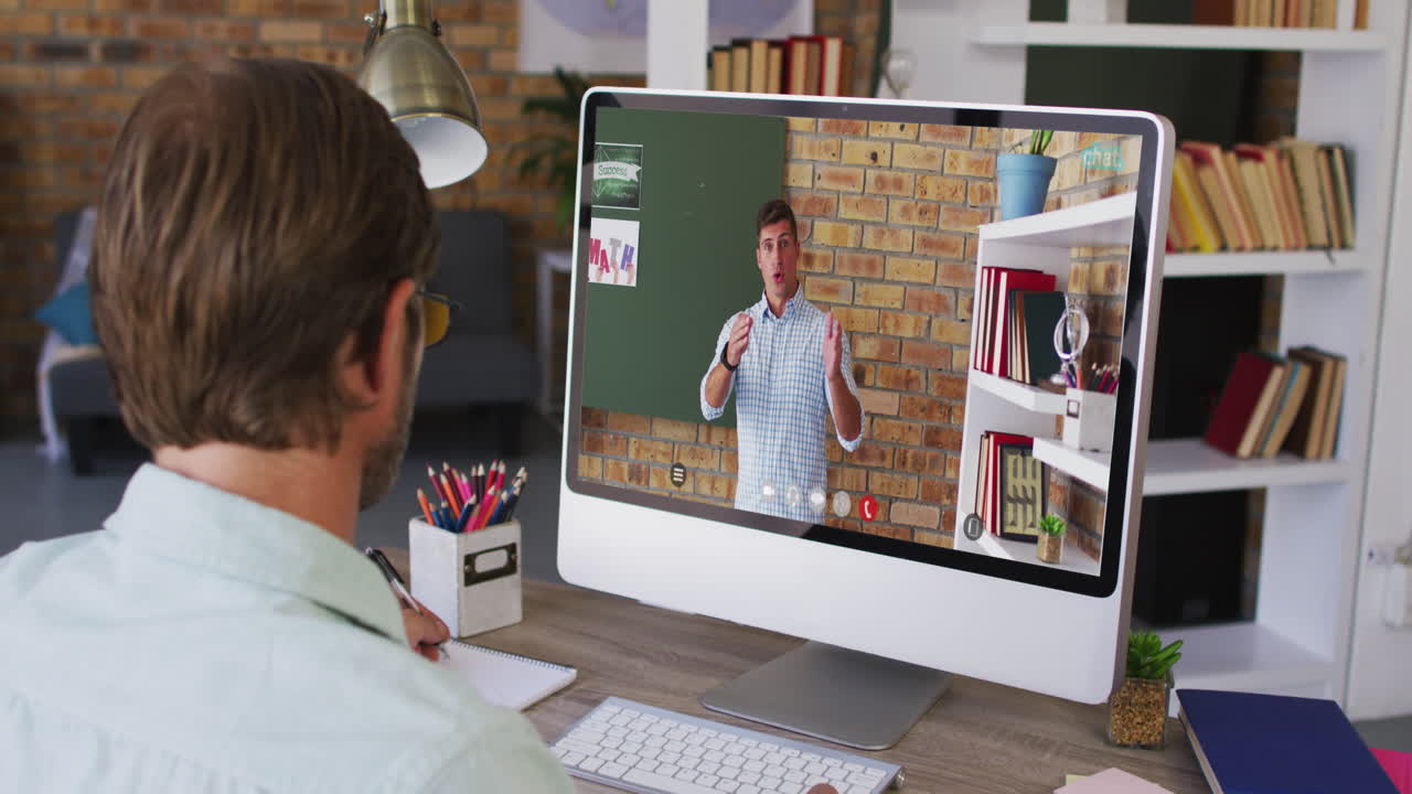 Männlicher Student benutzt Computer im Videoanruf mit männlichem Lehrer.