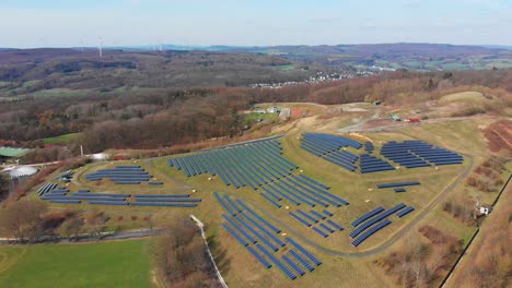 Pequeña-Planta-De-Energía-Solar-En-El-Campo