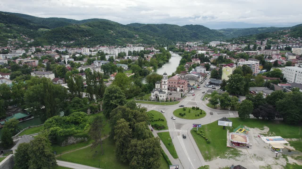 srpska pravoslavna crkva vista aérea de la iglesia ortodoxa serbia en órbita lenta en el río vrbas en banja luka