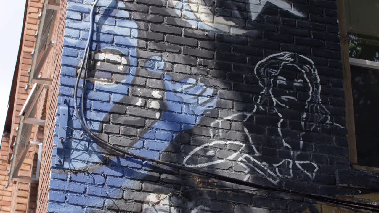 mural en lansing, michigan viejo distrito de la ciudad con estable establecimiento de tiro