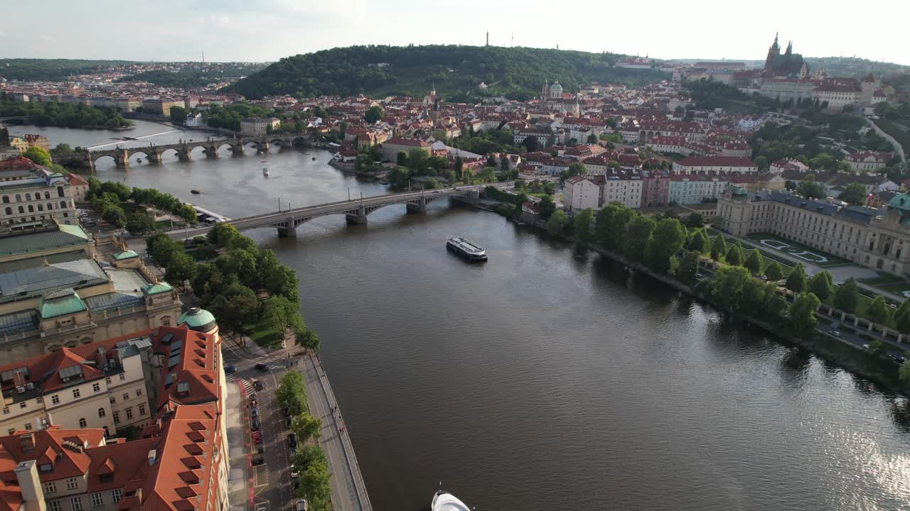 ciudad de praga, puente y calles, vista aérea, río vltava
