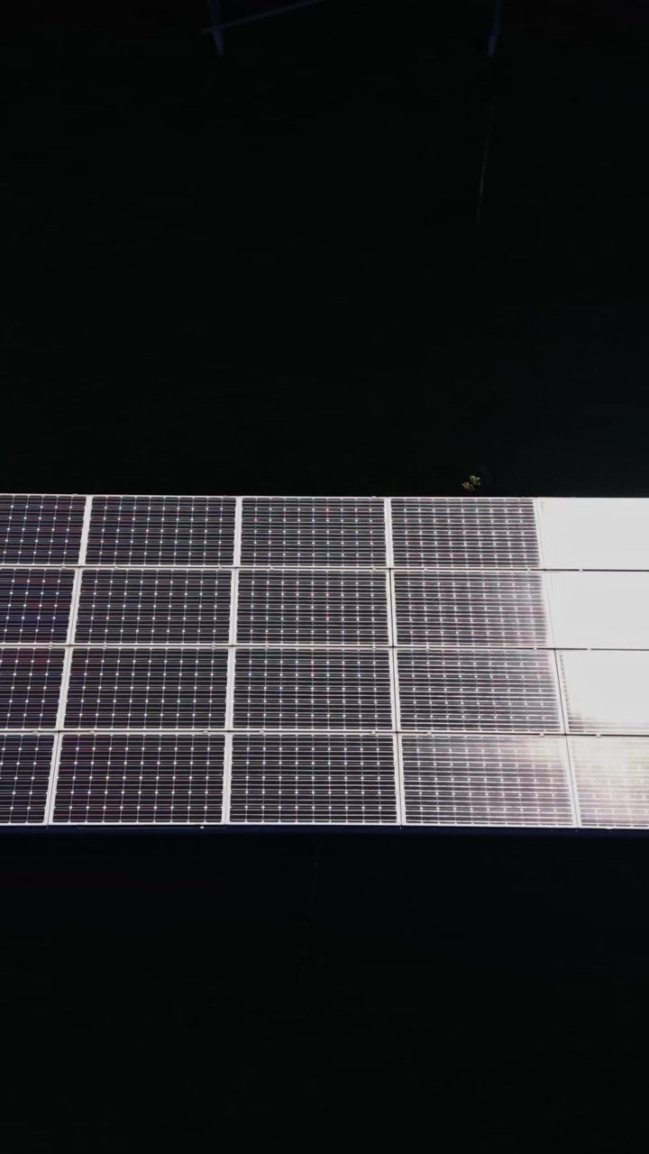 Pannelli solari sul tetto che catturano la luce solare in un cielo limpido