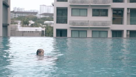 Papa-Mit-Süßem-Mädchen-Ruht-In-Zeitlupe-Im-Leeren-Hotelpool