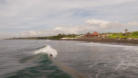 Surfista-Cogiendo-Una-Ola-En-Una-Playa-De-Bali