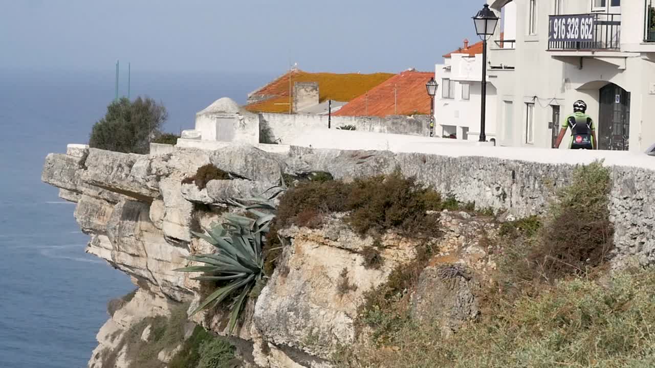해안선 대서양 oeste 지역 nazare 포르투갈 유럽 1920x1080 hd에 절벽 가장자리의 슬로우 모션 스틸 샷