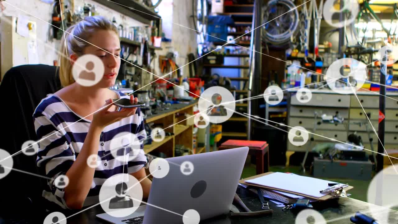 animación de una red de conexiones con iconos sobre una mujer de negocios caucásica hablando por teléfono inteligente