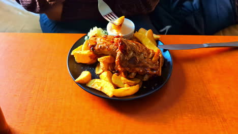 Persona-Aderezando-Una-Rodaja-De-Papa-De-Un-Delicioso-Plato-De-Pollo-Con-Papas-Y-Aderezo