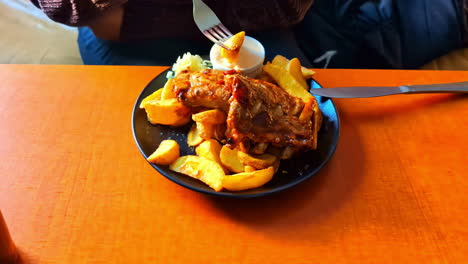 persona vistiendo una cuña de patata de un delicioso plato de pollo con patatas y disfraz