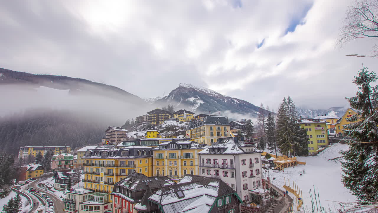 Ciudad balneario y estación de esquí de Bad Gastein, Austria - timelapse de nubes y niebla