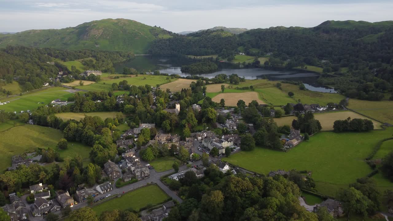 vista aérea de la idílica ciudad de grasmere en el distrito de los lagos - inglaterra, reino unido