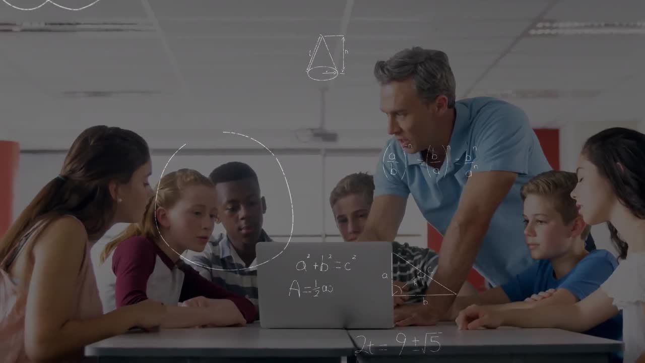 ecuaciones matemáticas flotando contra un maestro caucásico que enseña a los estudiantes usando una computadora portátil