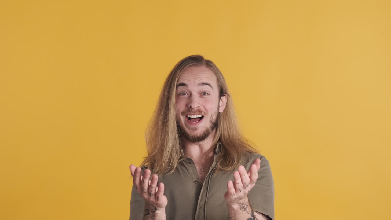 카메라 앞에서 축하하는 백인 젊은 남자.