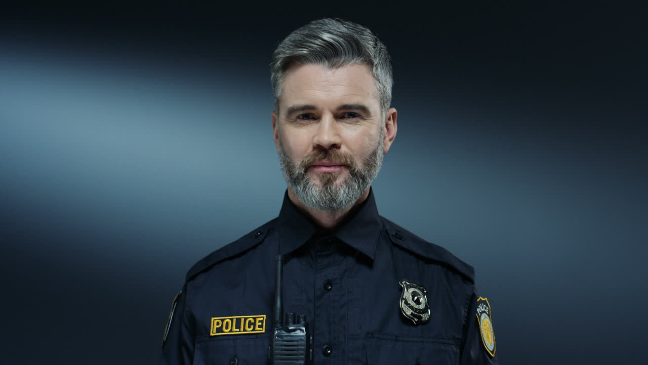 장갑과 두건을 끼고 청소 카트와 함께 포즈를 취하고 사무실 내부의 카메라를 바라보는 청소부 1