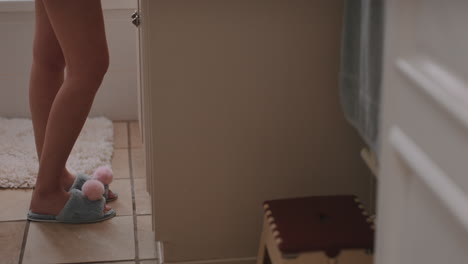 hermosa adolescente mirándose en el espejo preparándose aplicando maquillaje en el baño
