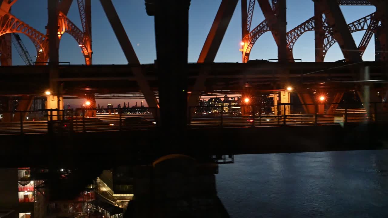 tranvía de la ciudad de nueva york vista del puente de queensboro por la noche