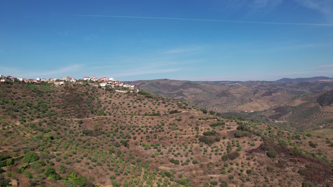 Vista aerea mozzafiato di montagne verdi e lussureggianti e una città lontana