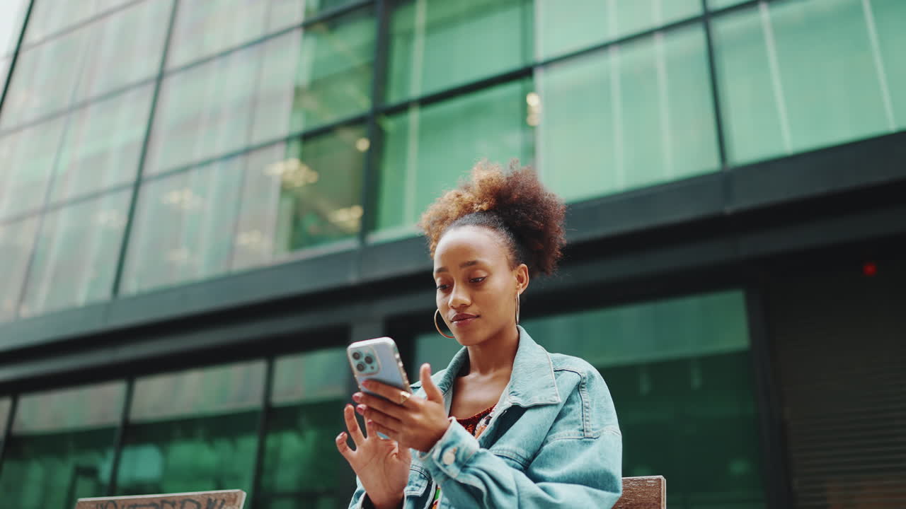 Kvinde bruger smartphone udendørs