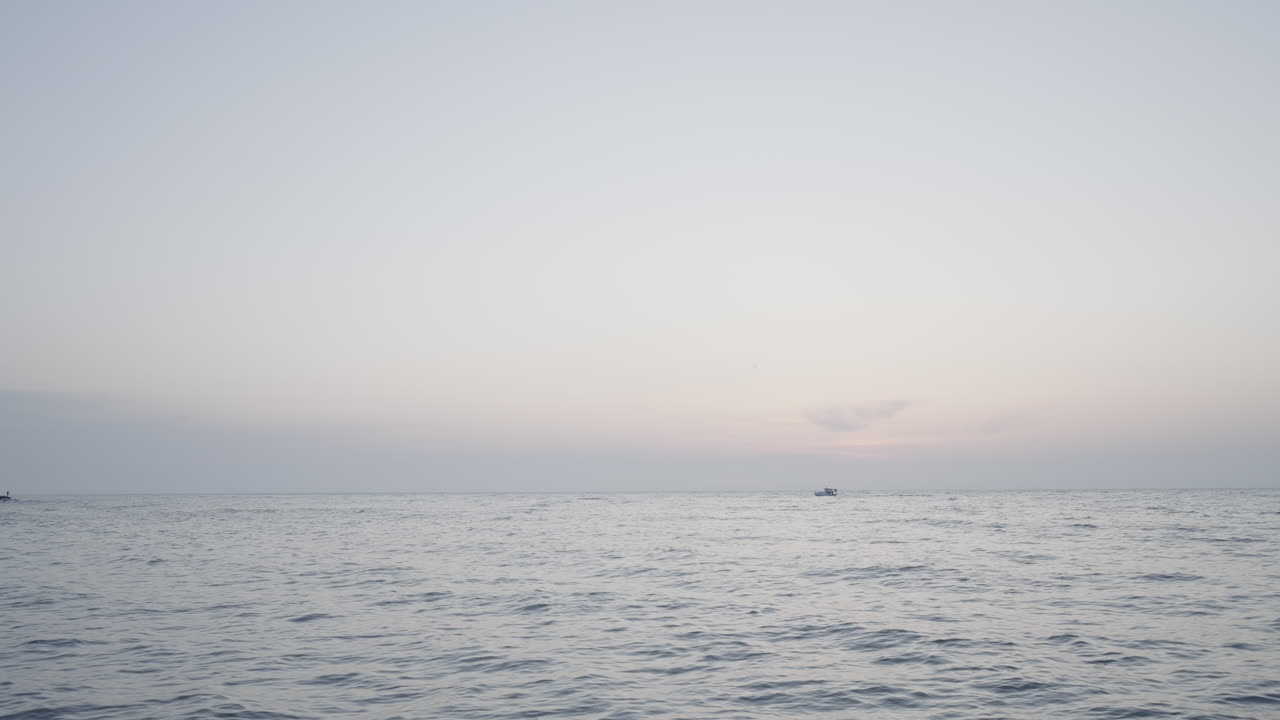 바다에서 조용한 해가 뜨고 해가 지는