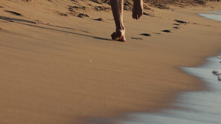 Corsa a piedi nudi sulla spiaggia