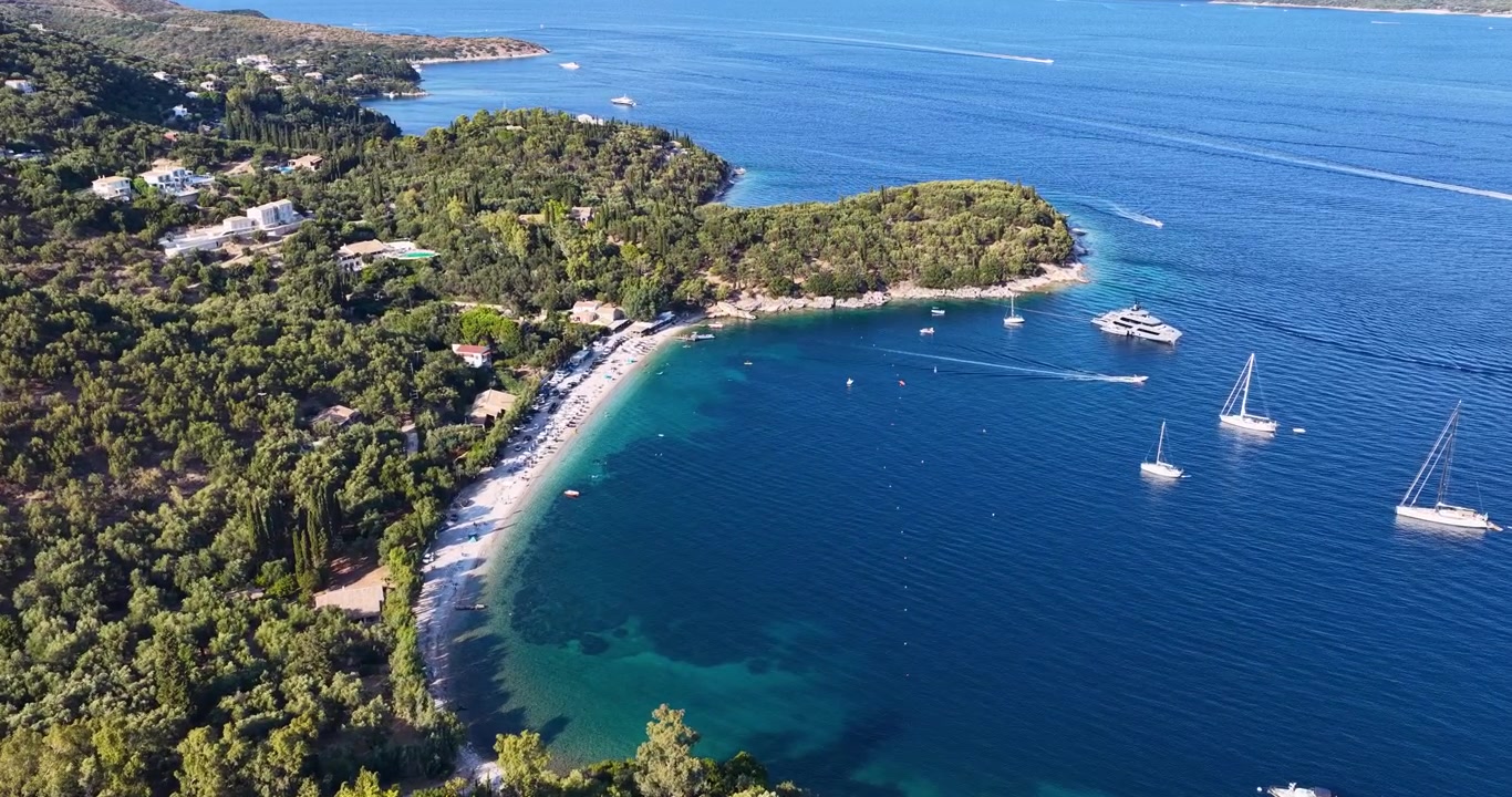 Veduta aerea con drone della splendida spiaggia di Kerasia con acqua di mare cristallina color turchese e colline verdi sull'isola di Corfù, Grecia.