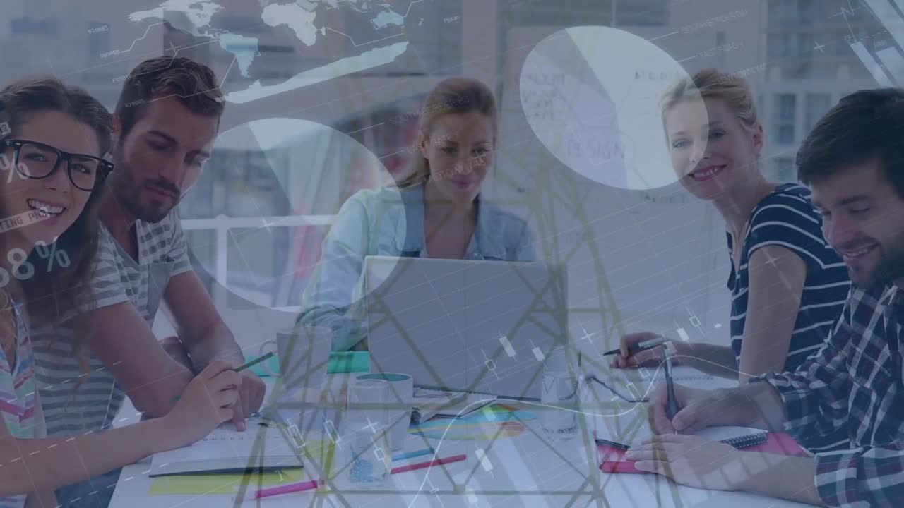 анимация разнообразных данных и графиков о счастливых разнообразных женщинах и мужчинах, работающих с помощью планшета