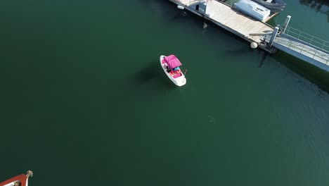 Vista-Aérea-De-Un-Pequeño-Barco-En-La-Bahía-De-San-Diego