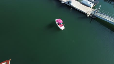 vista aérea de un pequeño barco en la bahía de san diego
