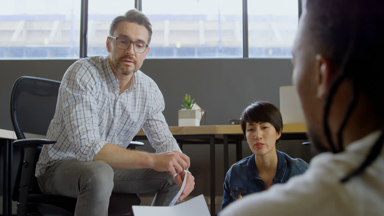 사무실 4k에서 서로 상호 작용하는 비즈니스 사람들