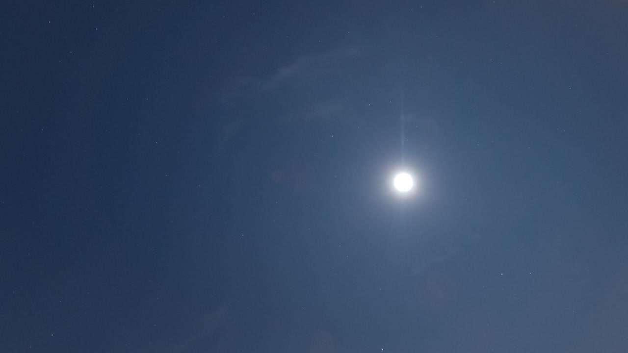 어두운 밤 푸른 하늘에 반이는 별들과 함께 밝은 달빛