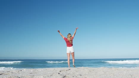 Mujer-De-Pie-En-La-Playa