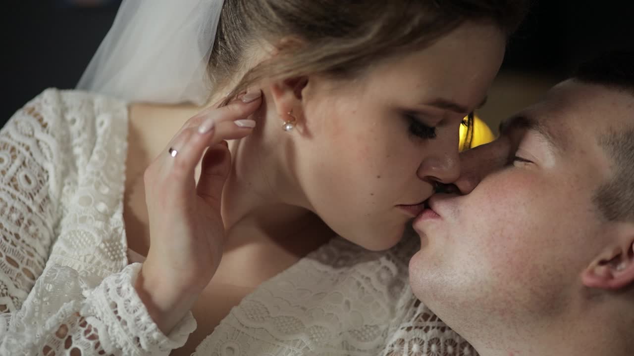 신혼부부. 백인 신랑과 신부가 실내에서 키스하는. 결혼 부부. 사랑에 빠진 남자와 여자