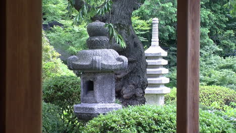 una linterna de piedra y una pagoda en un jardín japonés