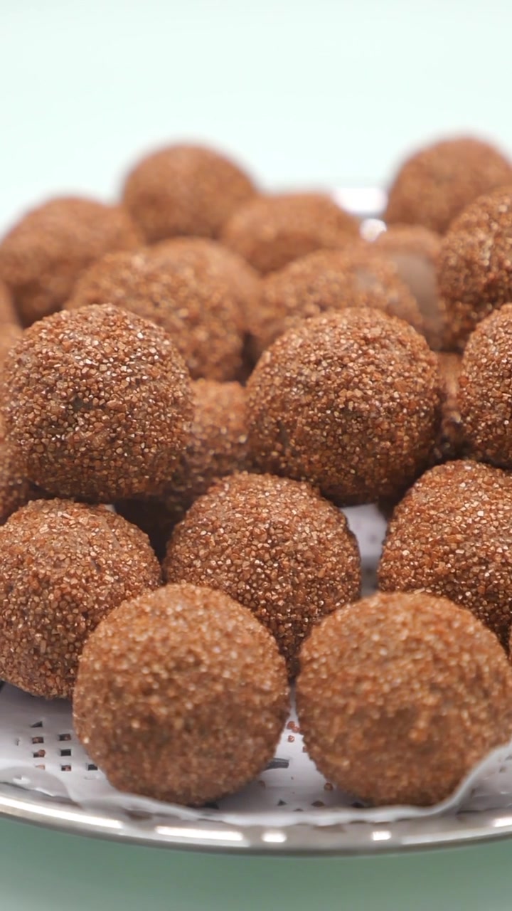 Primo piano del dolce tradizionale indiano Laddu su un piatto