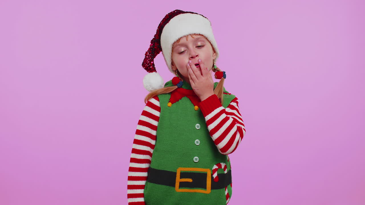 クリスマスコスチュームを着た怒った女の子顔のパームジェスチャー退屈感失望感悪い結果